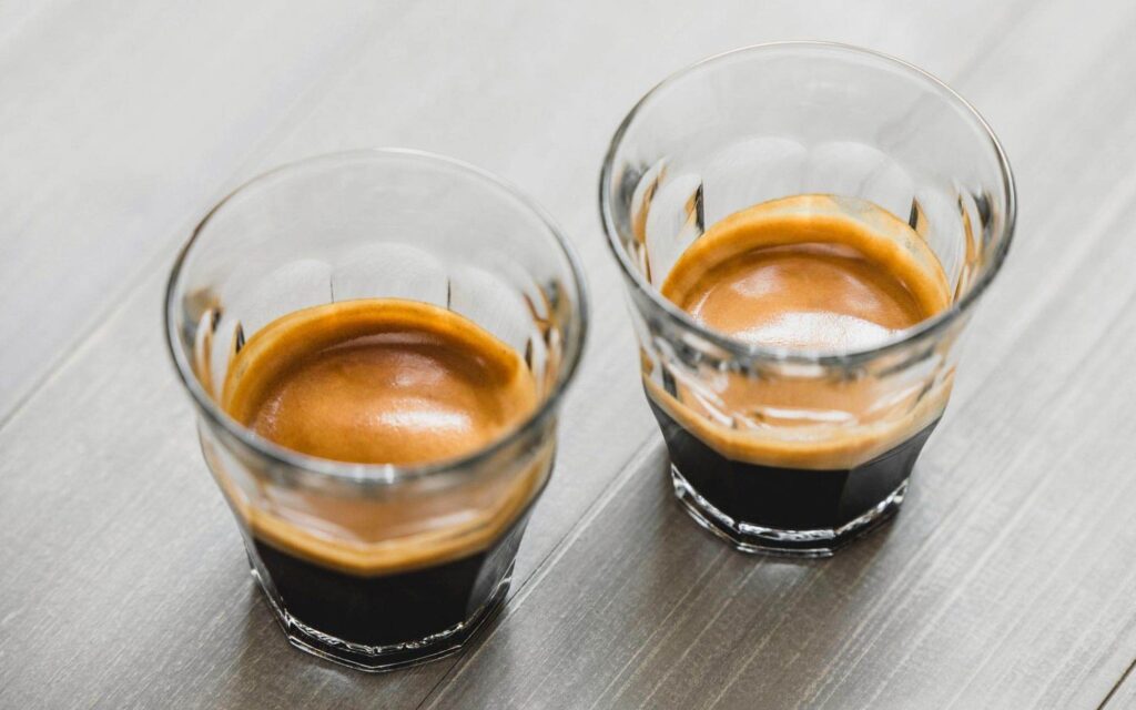 Dois copos com doses de café espresso