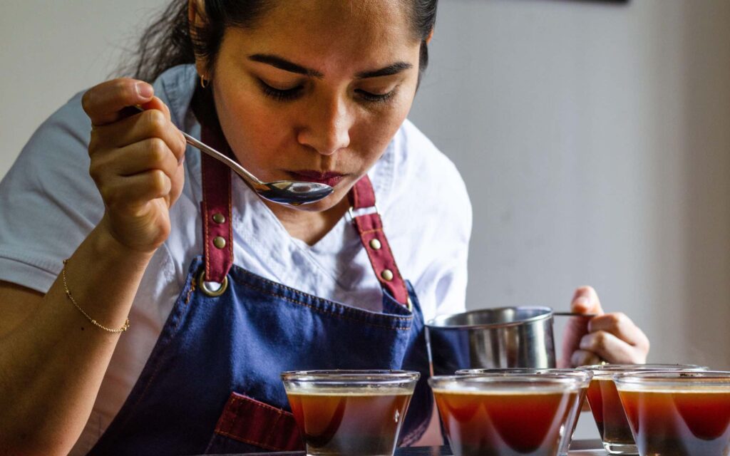 Provadora profissional de café avaliando uma amostra