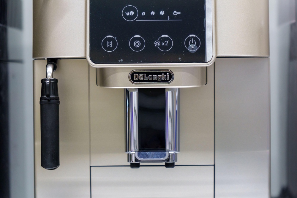 Coffee machine with De'Longhi logo.