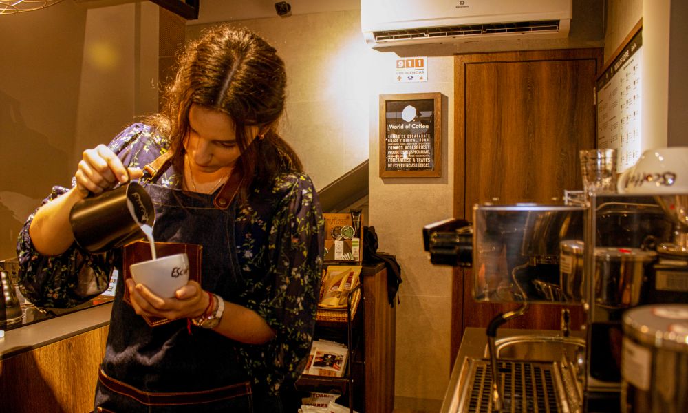 barista elaborando arte latte