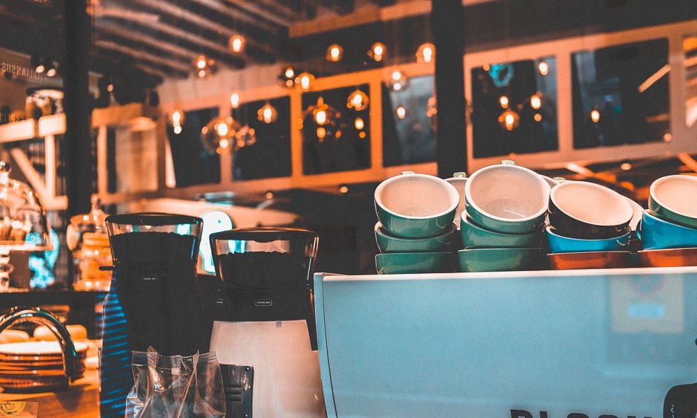 Cafetera de espresso en barra de cafetería