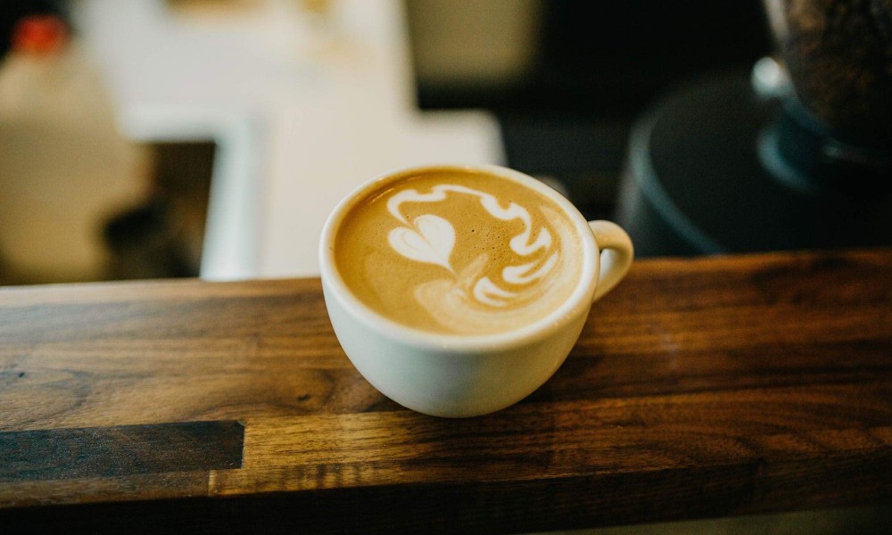 Café de especialidad con arte latte