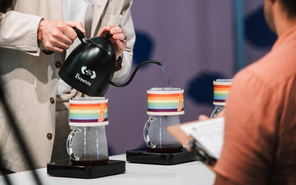 Barista despejando água durante o preparo de um café filtrado