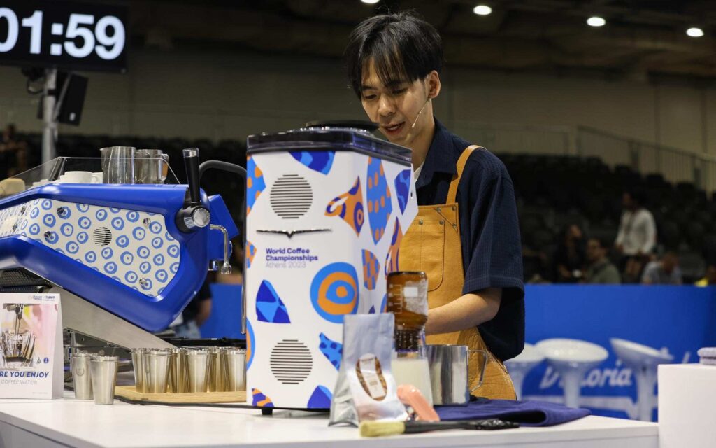 Barista Dawn Chan durante sua apresentação no WBC 2023, em que usou a variedade Typica Mejorado