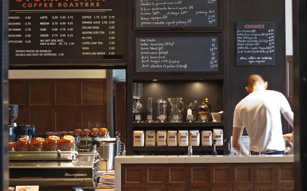 Barista de costas trabalhando na cafeteria