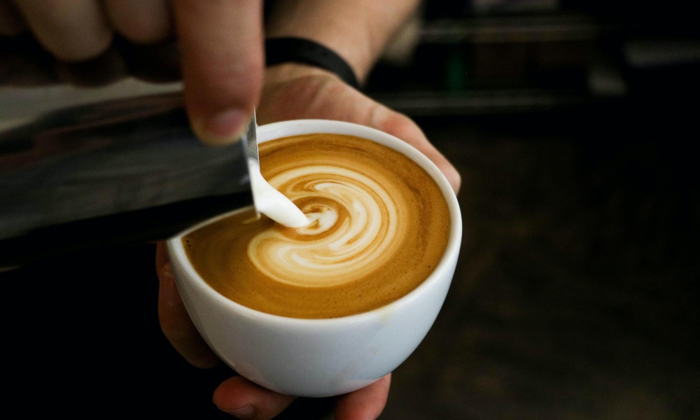 Bebida de café a base de leche con arte latte