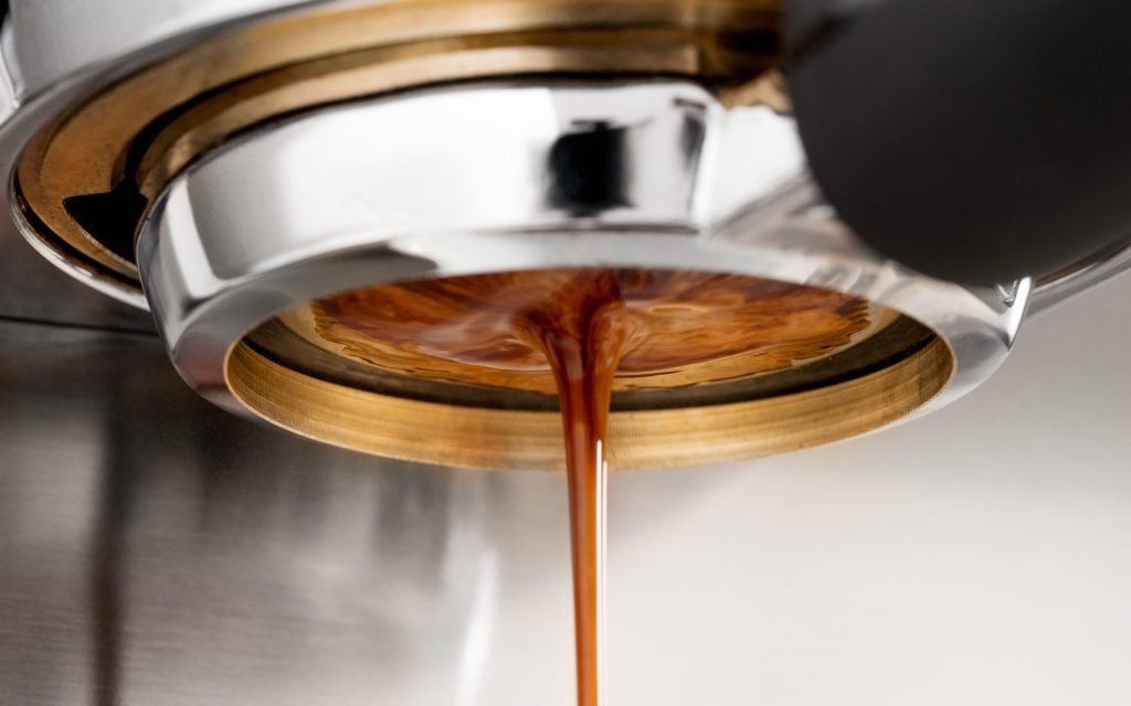 Extração de espresso num porta-filtro "naked"