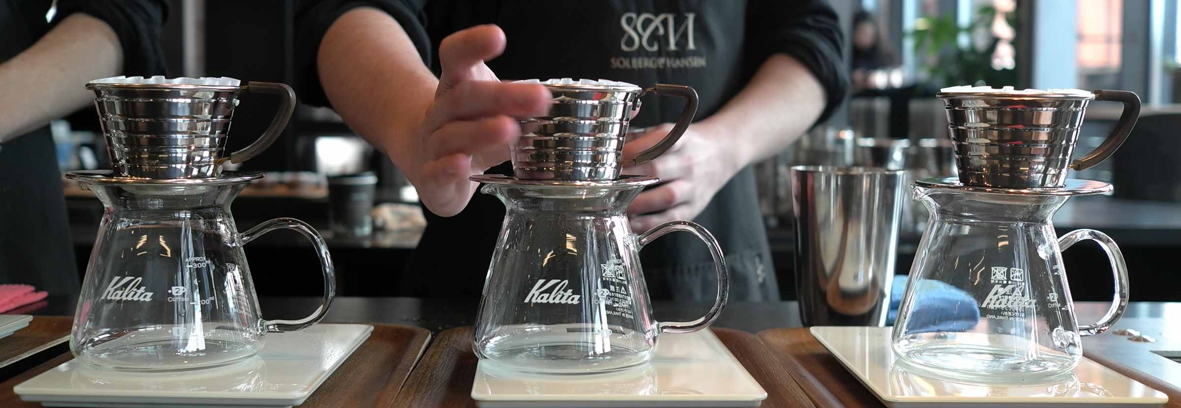 Barista preparando cafés mais exclusivos e raros numa kalita