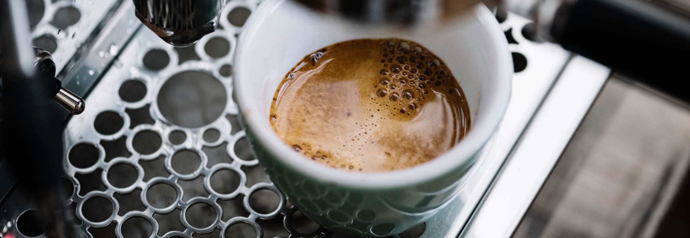 Vista de uma máquina durante extração de um espresso -- cafés de processamento natural são os melhores para o espresso?