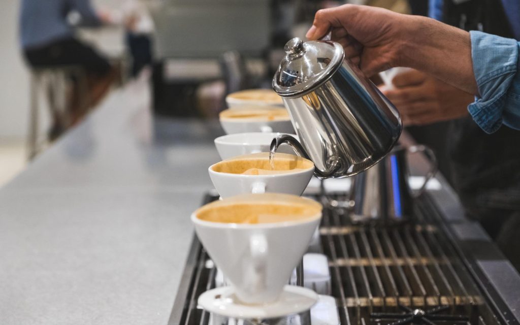 Barista preparando cafés mais exclusivos e raros em coadores Hario V60