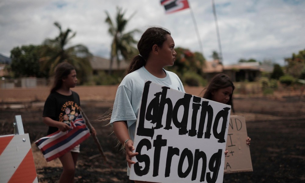 Jóvenes de Maui pidiendo ayuda tras los incendios