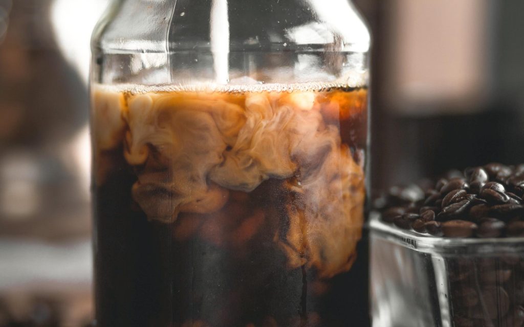 Detalhe de uma garrafa com cold brew -- segurança alimentar