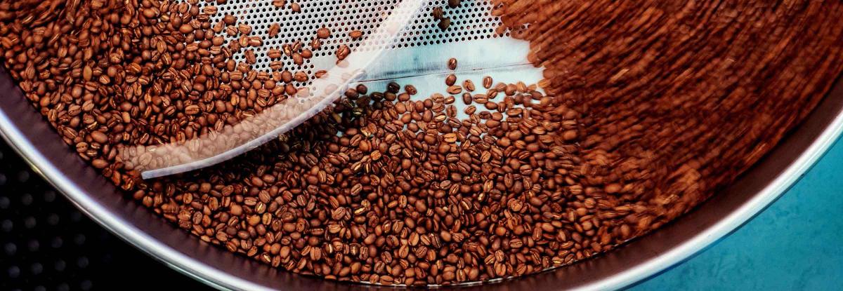 ¿Cómo deberían los tostadores vender su café a tiendas de alimentos y supermercados?