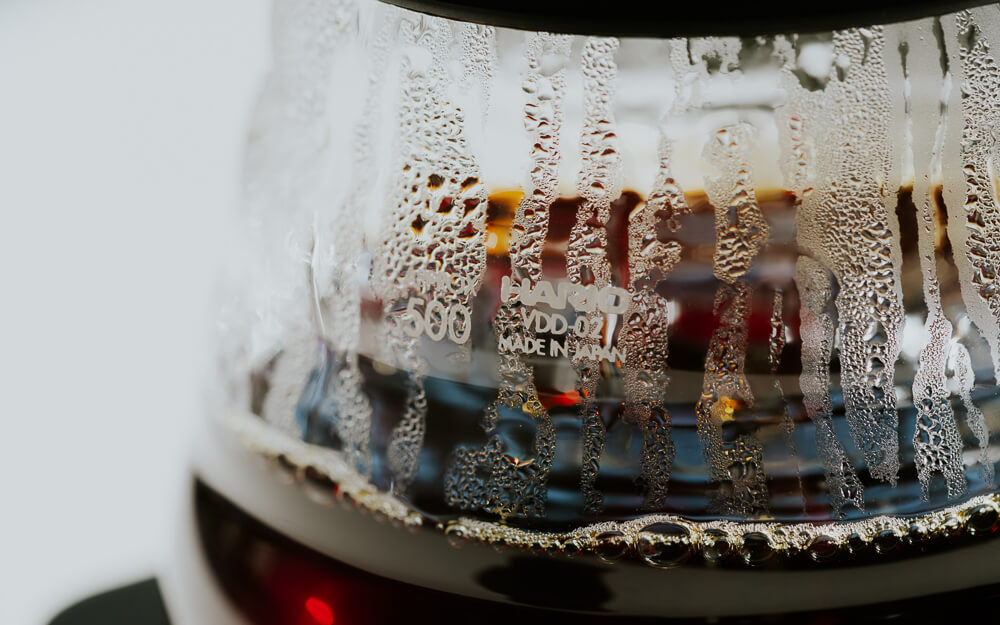 Detalhe de uma jarra com café coado recém preparado